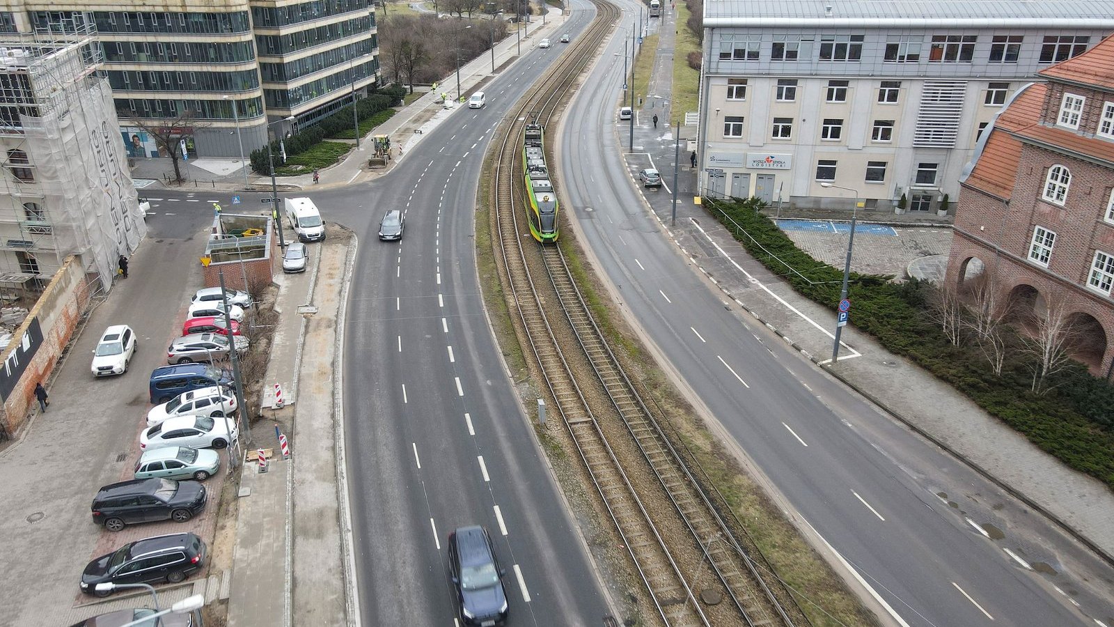 Na zdjeciu duża ulica widziana z lotu ptaka