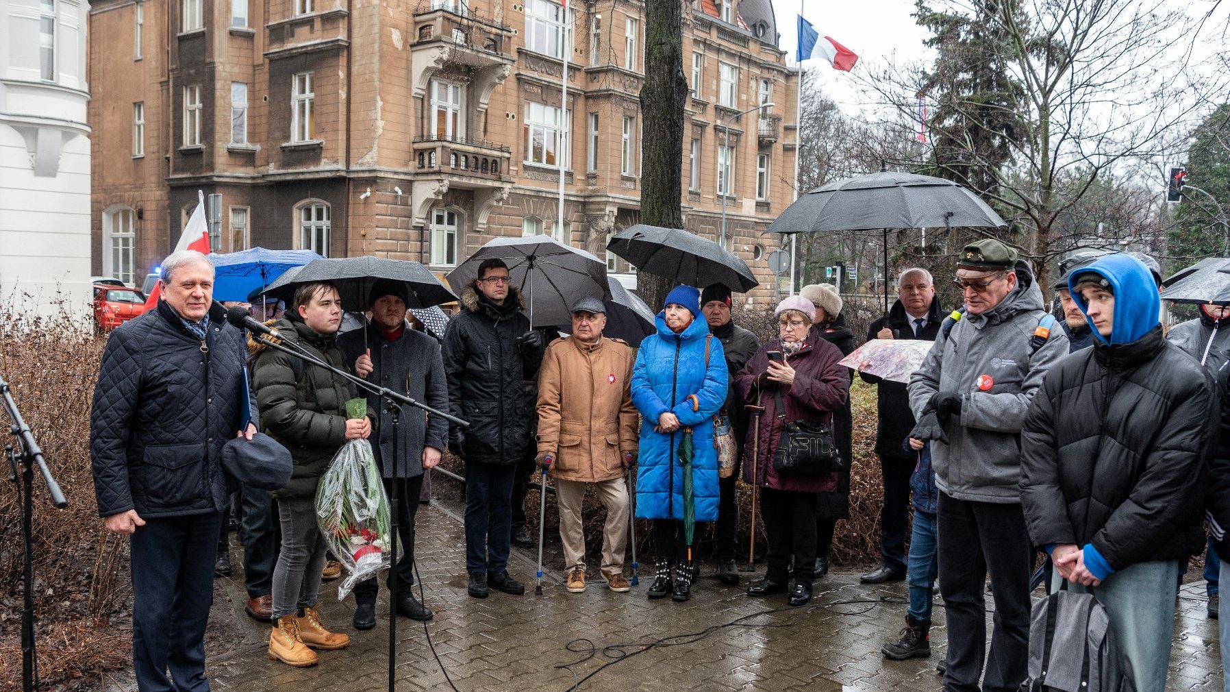 Galeria zdjęć przedstawia uroczystości z okazji 105. rocznicy podpisania rozejmu w Trewirze. Na fotografiach widać, m.in. uczestników obchodów i poczty sztandarowe.