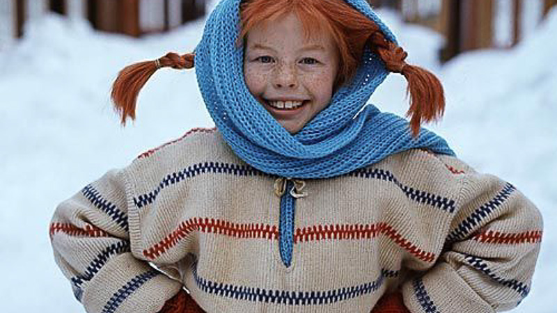 Zdjęcie przedstawia rudowłosą dziewczynkę z filmów o Pippi