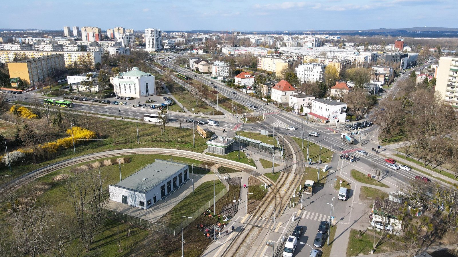 Zdjęcie z lotu ptaka przedstawia pętlę tramwajową wraz z układem drogowym.