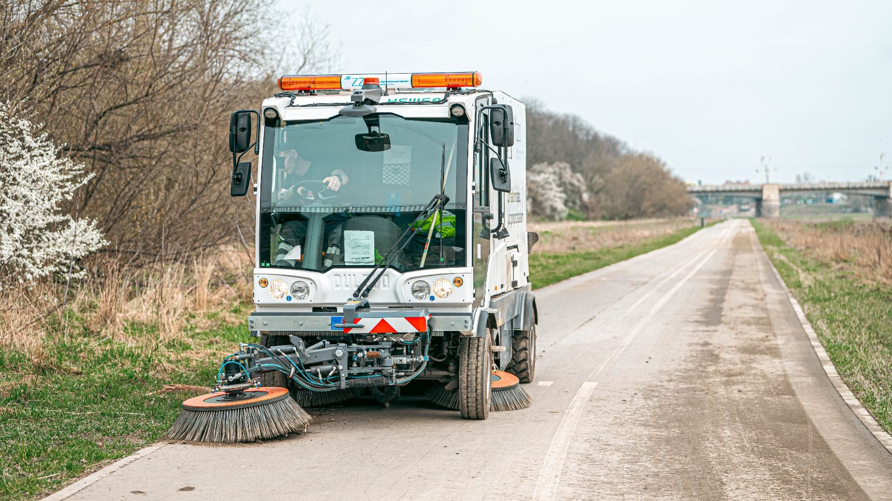 Zdjęcie przedstawia samochód sprzątający na Wartostradzie.