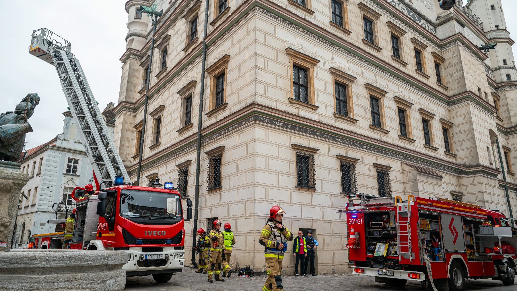 Na zdjęciu strażacy przed Ratuszem