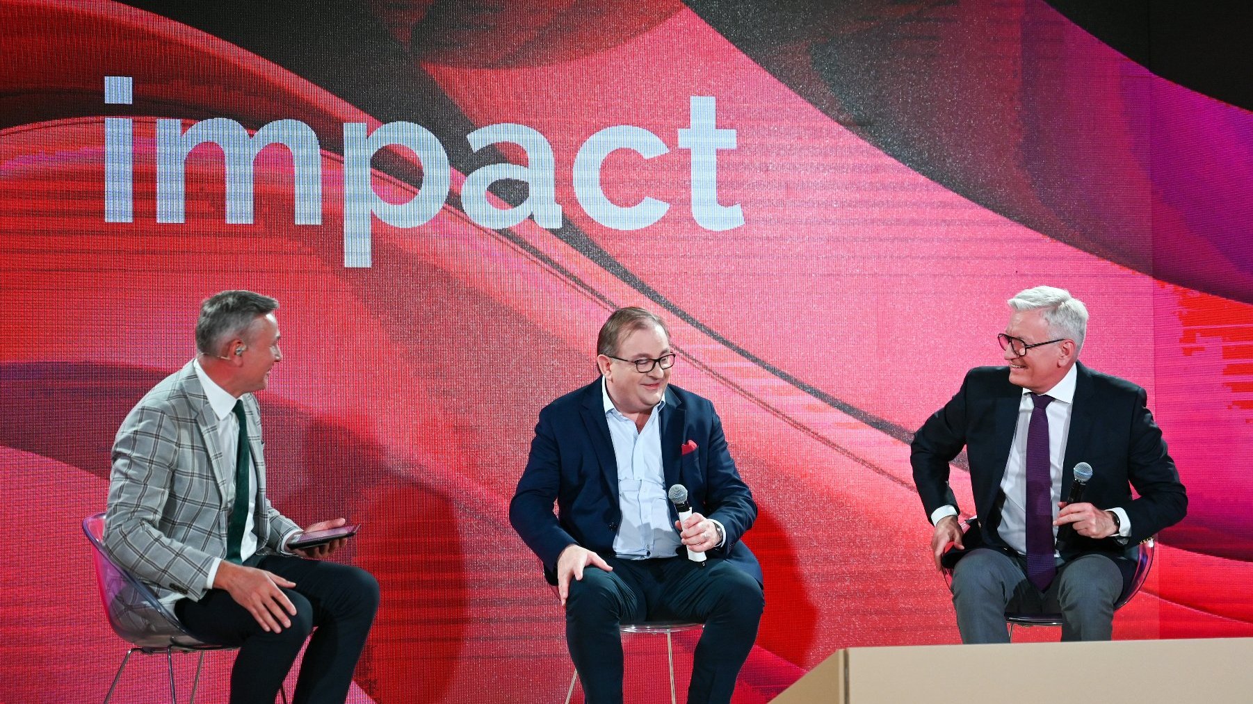 Na zdjęciu prezydent Poznania podczas panelu, siedzący na scenie