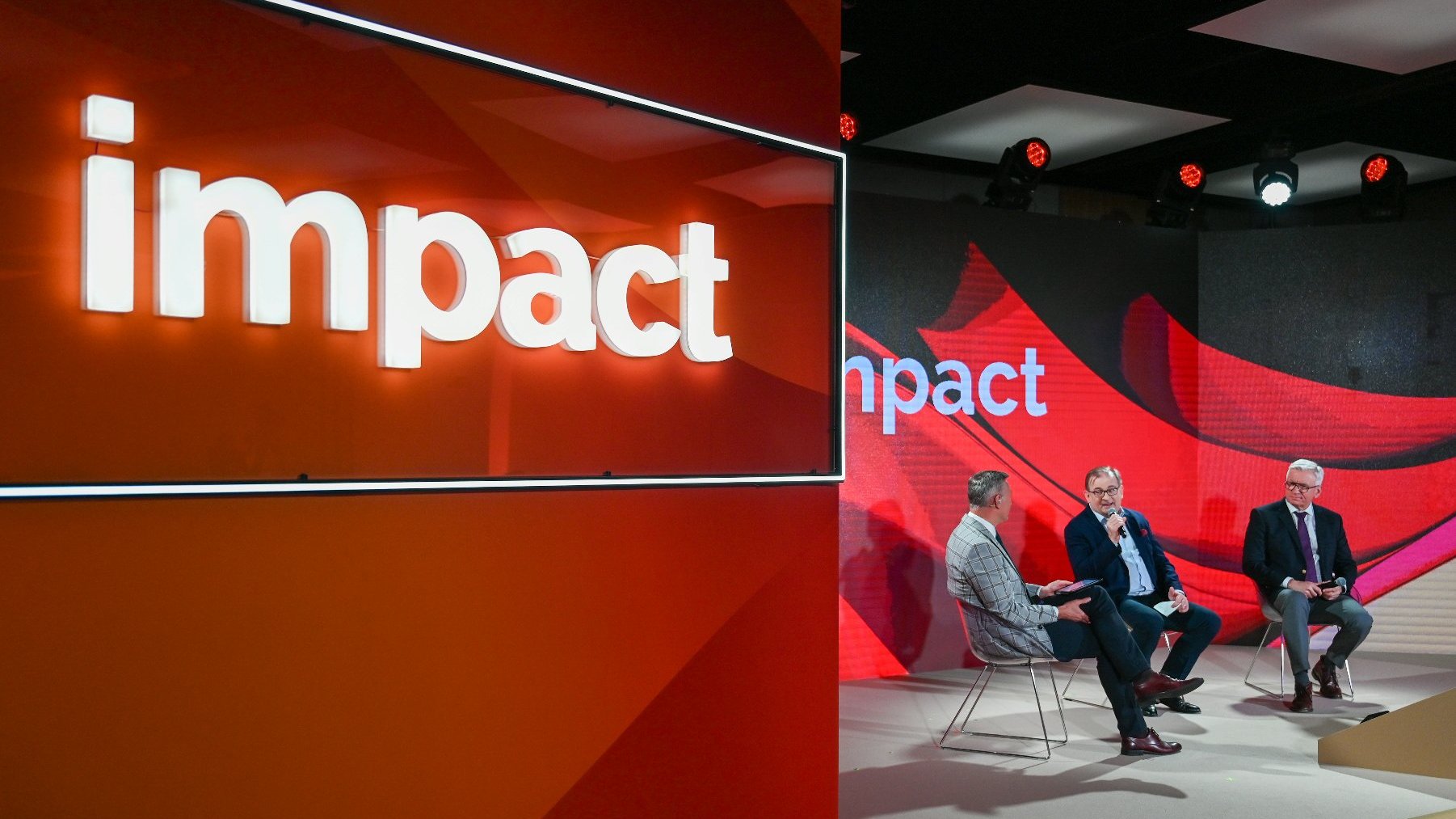 Na zdjęciu scena z mówcami, na pierwszym planie duży napis impact