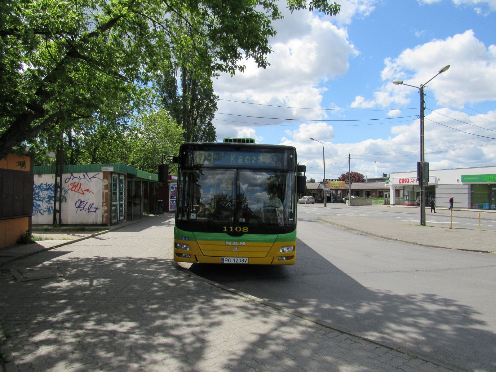 Autobus linii nr 179 - grafika artykułu