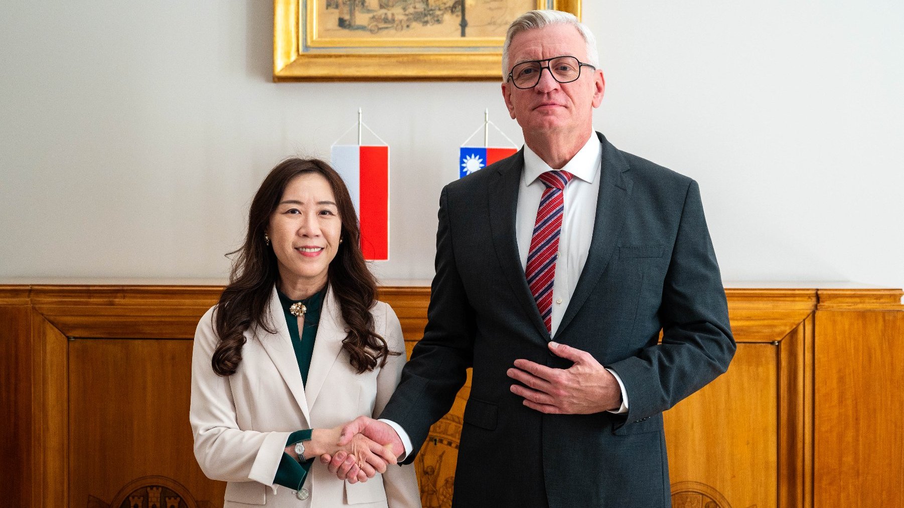 Na zdjęciu ambasador Tajwanu i prezydent Poznania podają sobie dłonie