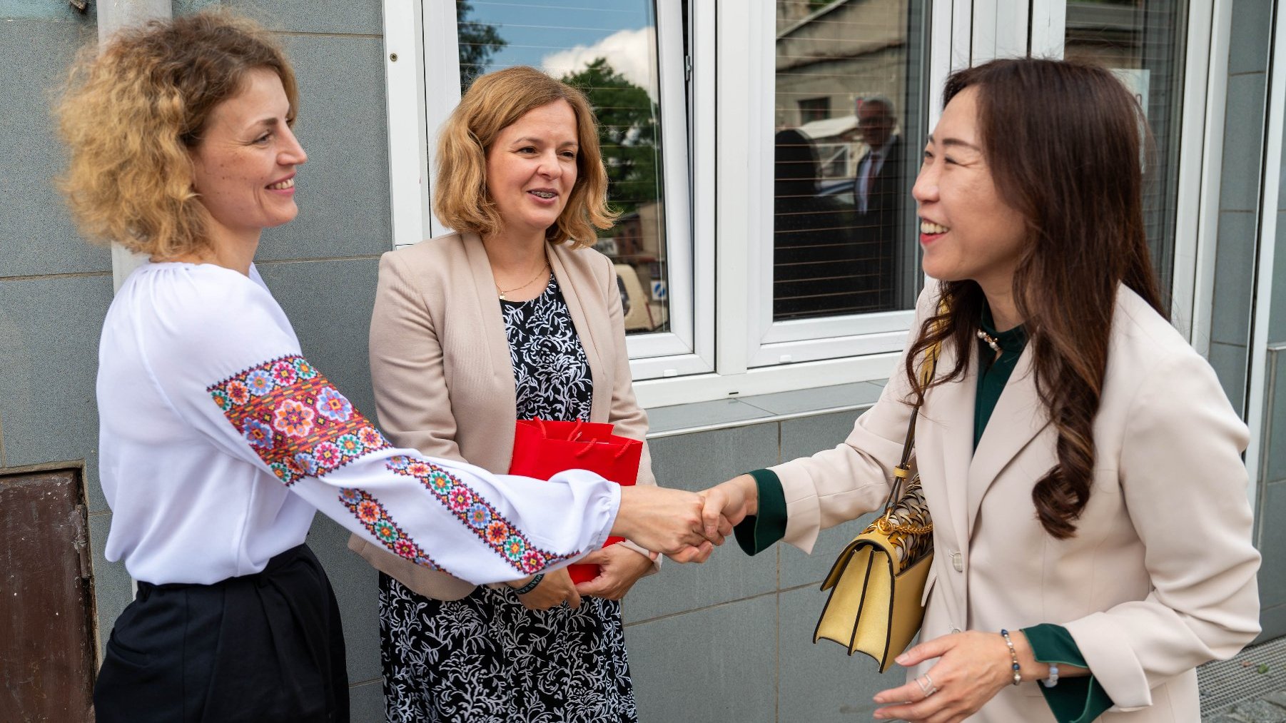 Na zdjęciu ambasador Tajwanu witająca się z dwiema kobietami