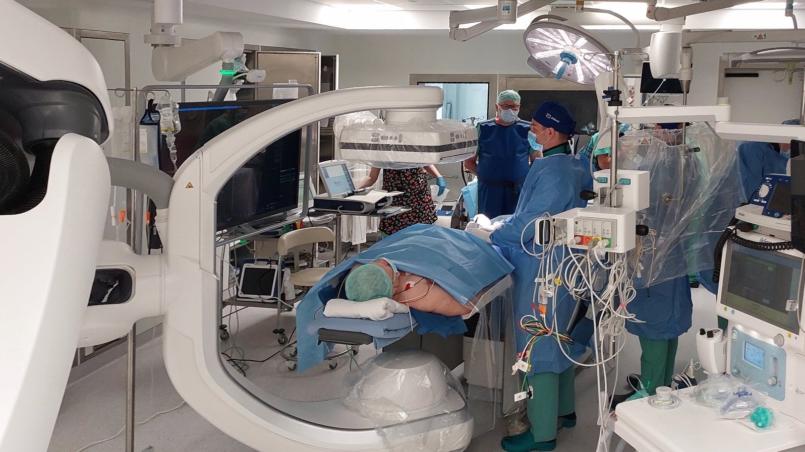 Na zdjęciu lekarze na sali operacyjnej podczas zabiegu