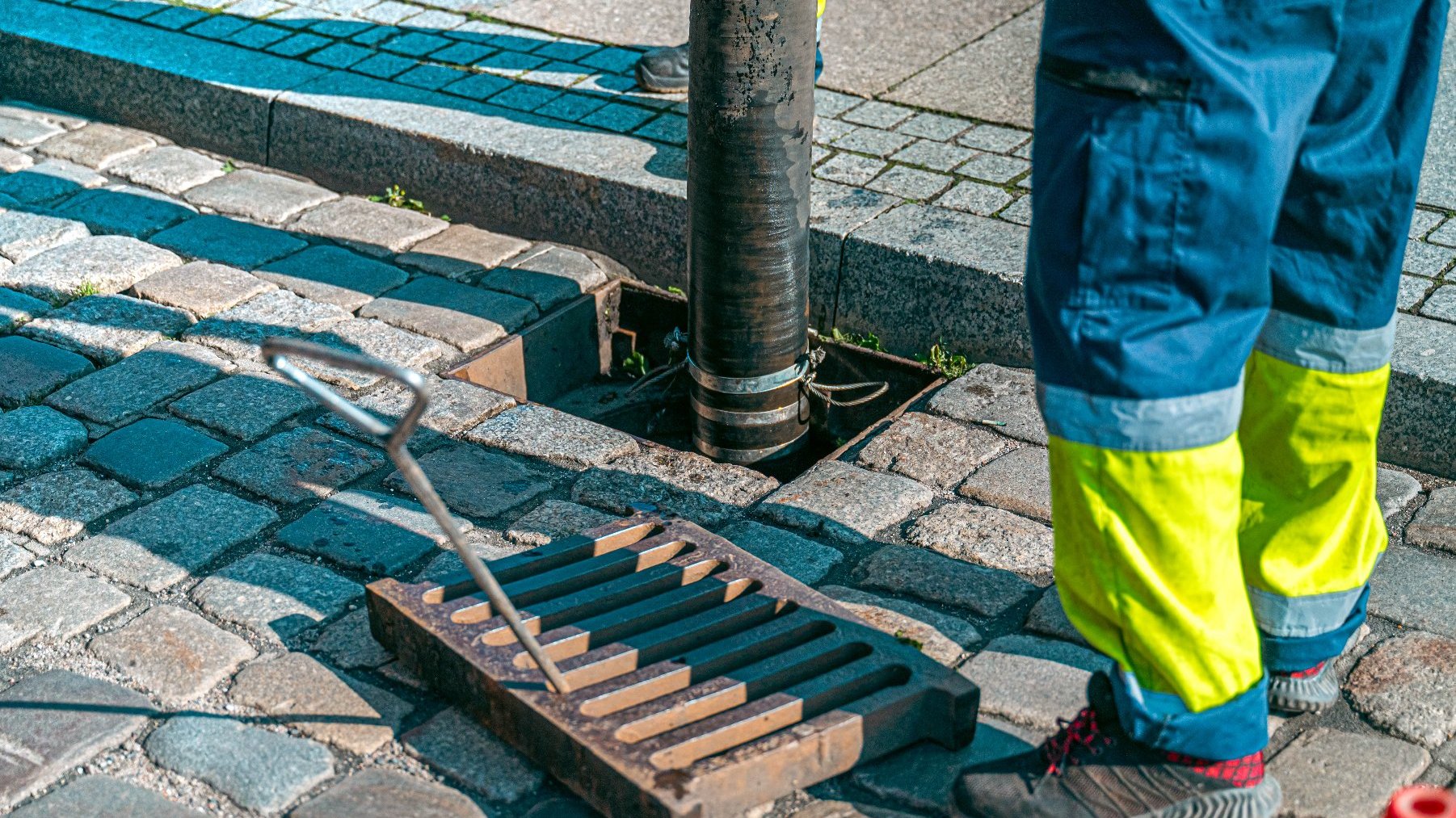 Zdjęcie przedstawia studzienkę kanalizacyjną.