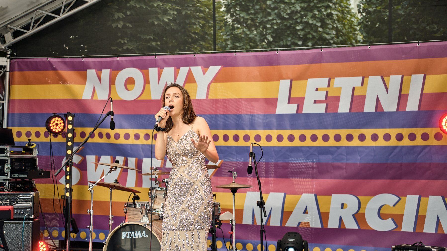 Na zdjęciu wokalistka na scenie