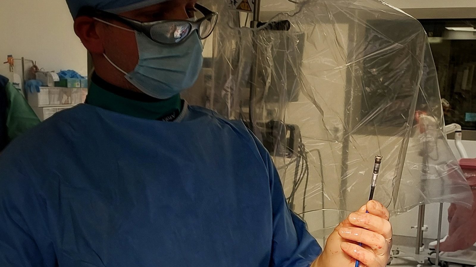Na zdjęciu lekarz trzymający w dłoni niewielkie urządzenie