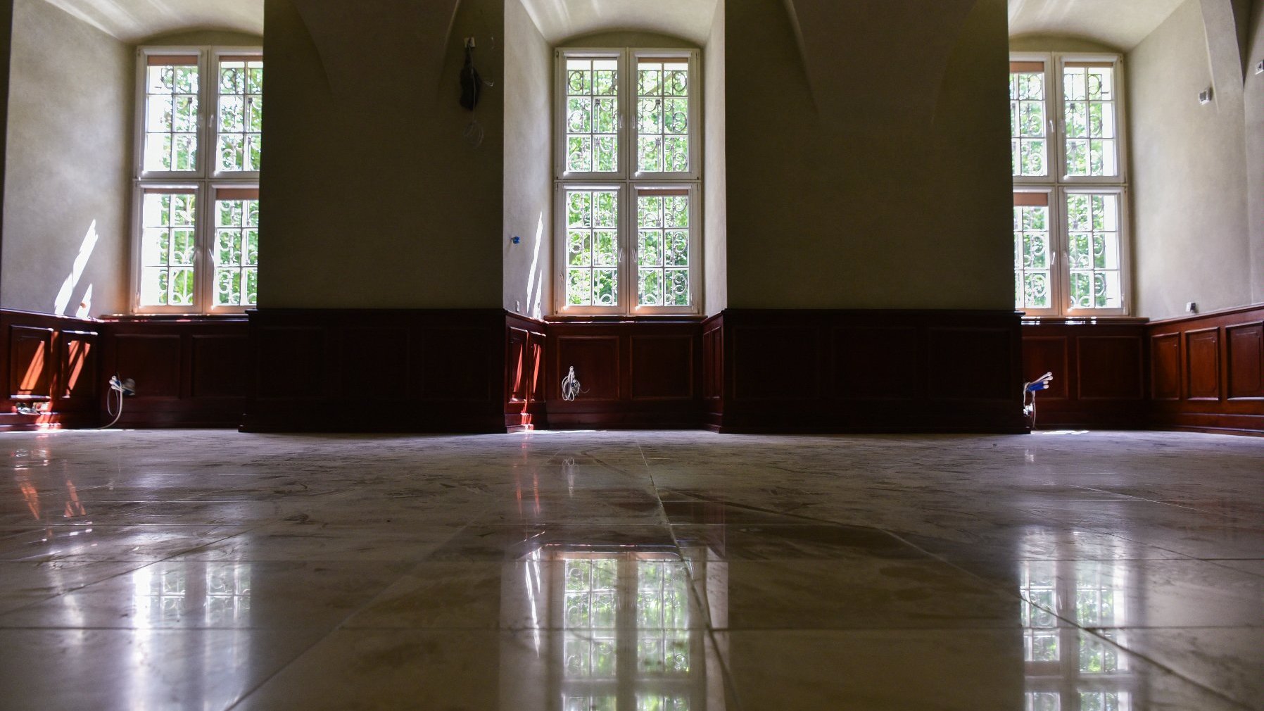 Na zdjęciu sala sesyjna, widać trzy okna oświetlające pomieszczenie