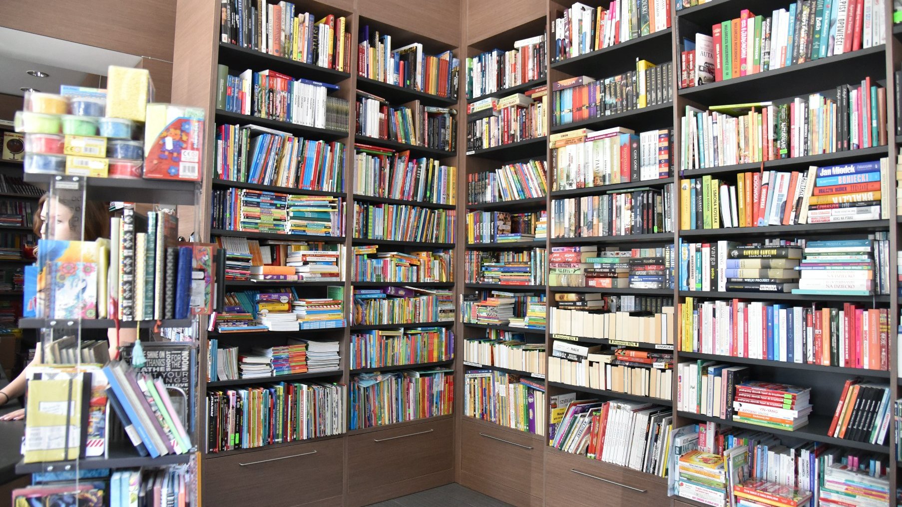 Zdjęcie przedstawia półkę z książkami.