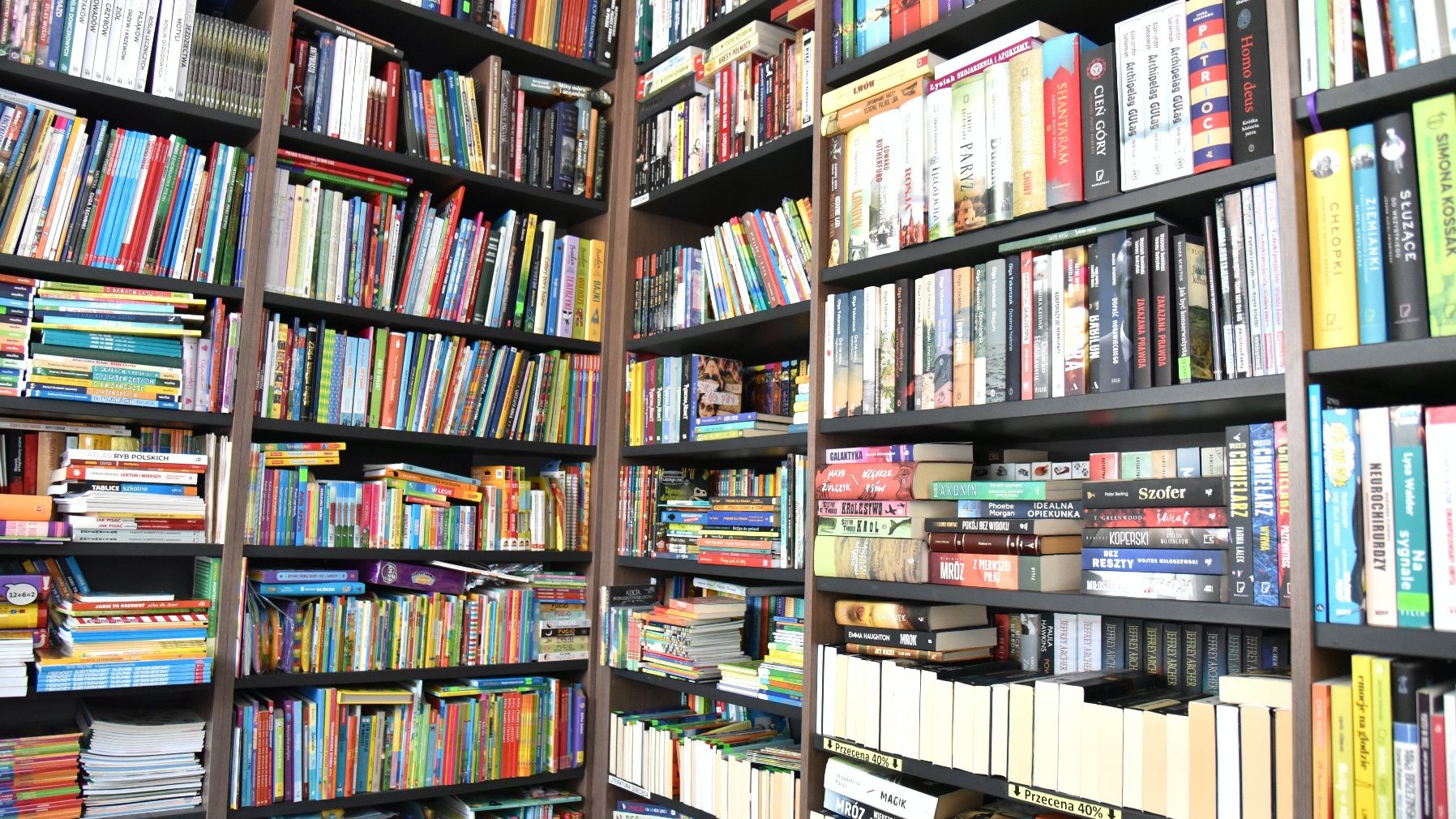 Zdjęcie przedstawia półkę z książkami.