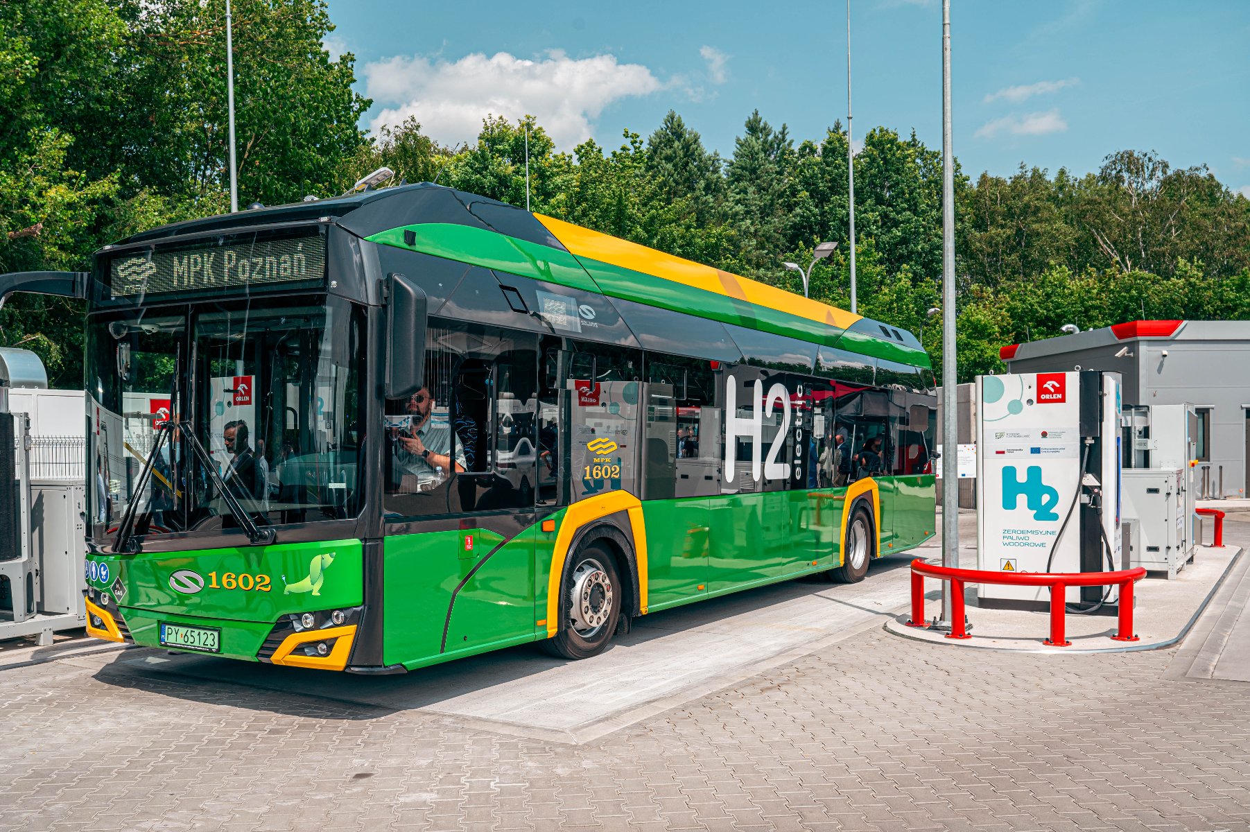 Na zdjęciu autobus MPK na stacji - grafika artykułu