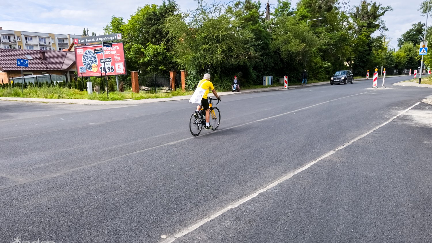 Zdjęcie przedstawia jeznię, po której jedzie rowerzysta.