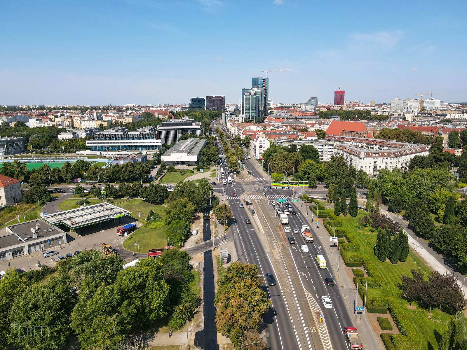 Na zdjęciu droga rowerowa widziana z lotu ptaka - grafika artykułu