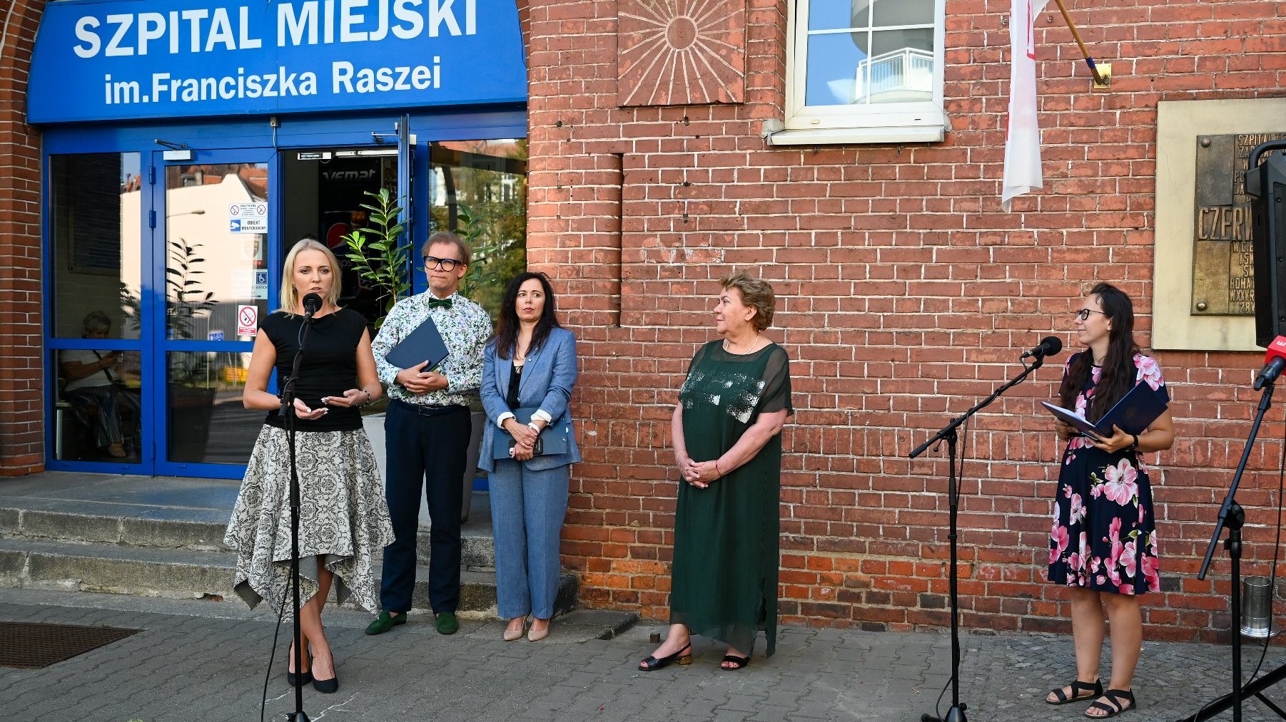 Zdjęcie przedstawia uczestników konferencji przed szpitalem.