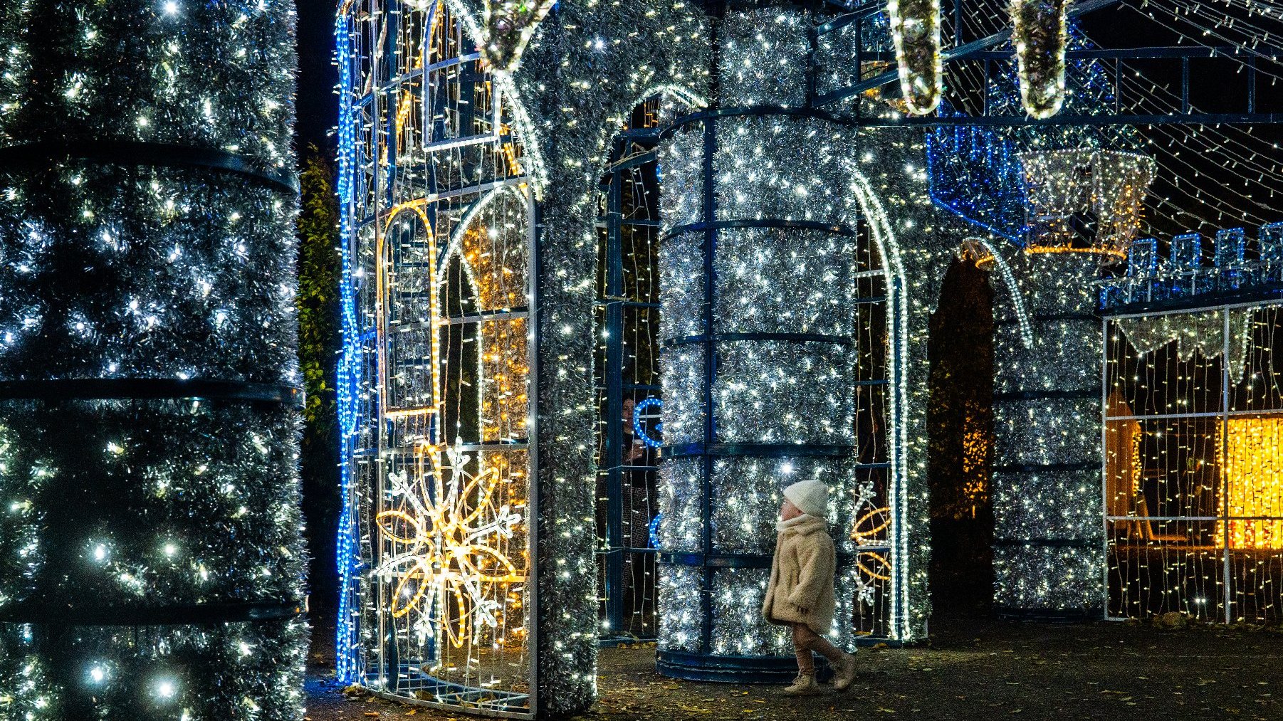 Galeria zdjęć przedstawia iluminacje świetlne i oglądających je ludzi.