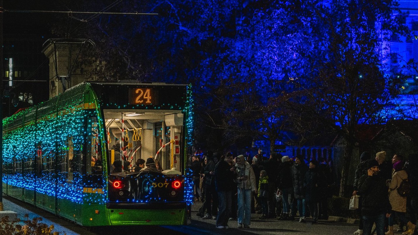 Tramwaj przystrojony tysiącami kolorowych lampek na placu Wolności