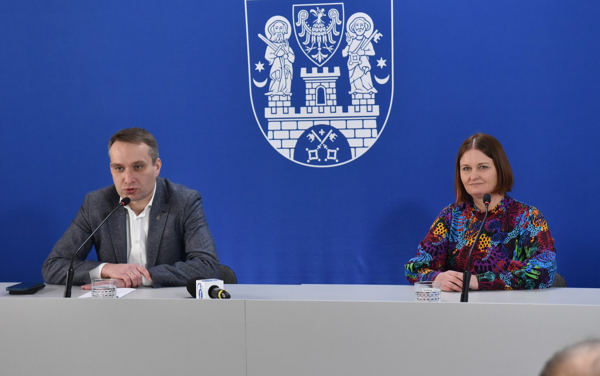 Zdjęcie przedstawia zastępcę prezydenta Mariusza Wiśniewskiego i rzeczniczkę praw uczniowskich za stołem konferencyjnym. - grafika artykułu