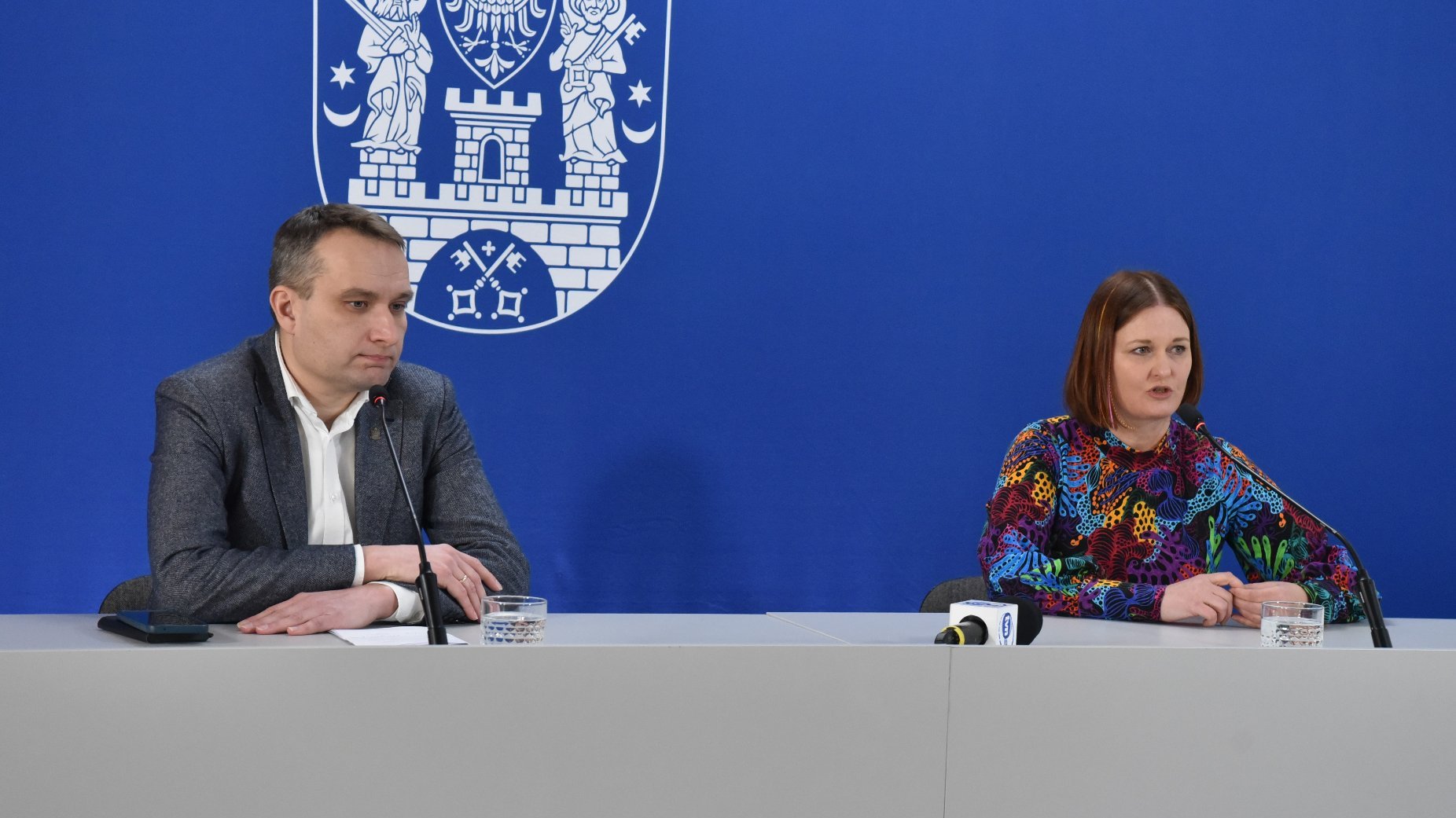 Zdjęcie przedstawia zastępcę prezydenta Mariusza Wiśniewskiego i rzeczniczkę praw uczniowskich za stołem konferencyjnym.