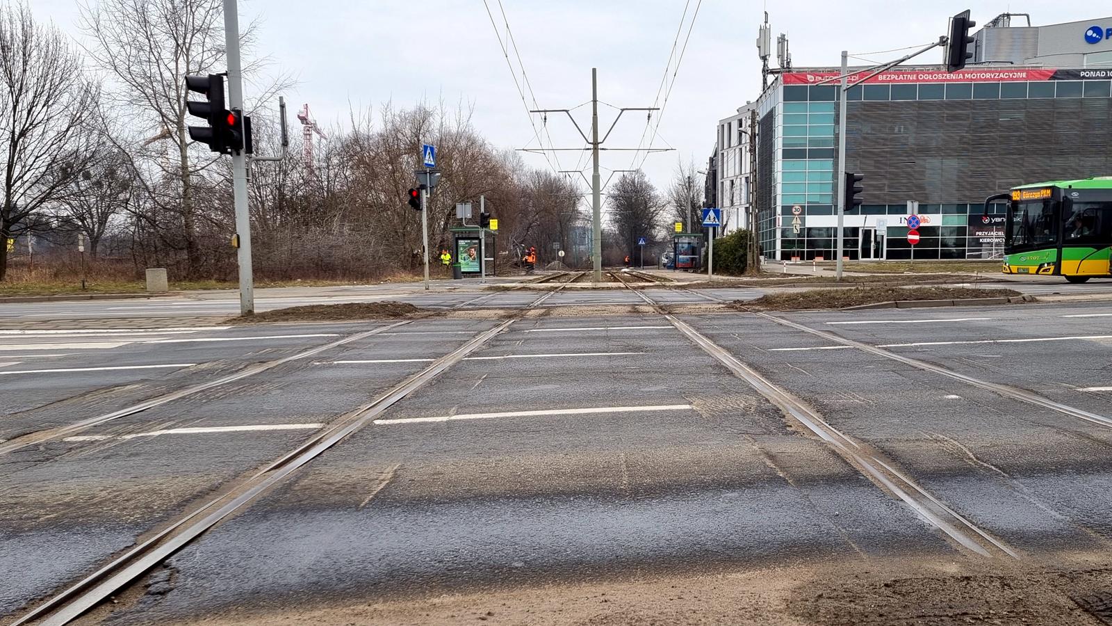 Zdjęcie torowiska na przecięciu z Al. Solidarnością - grafika artykułu