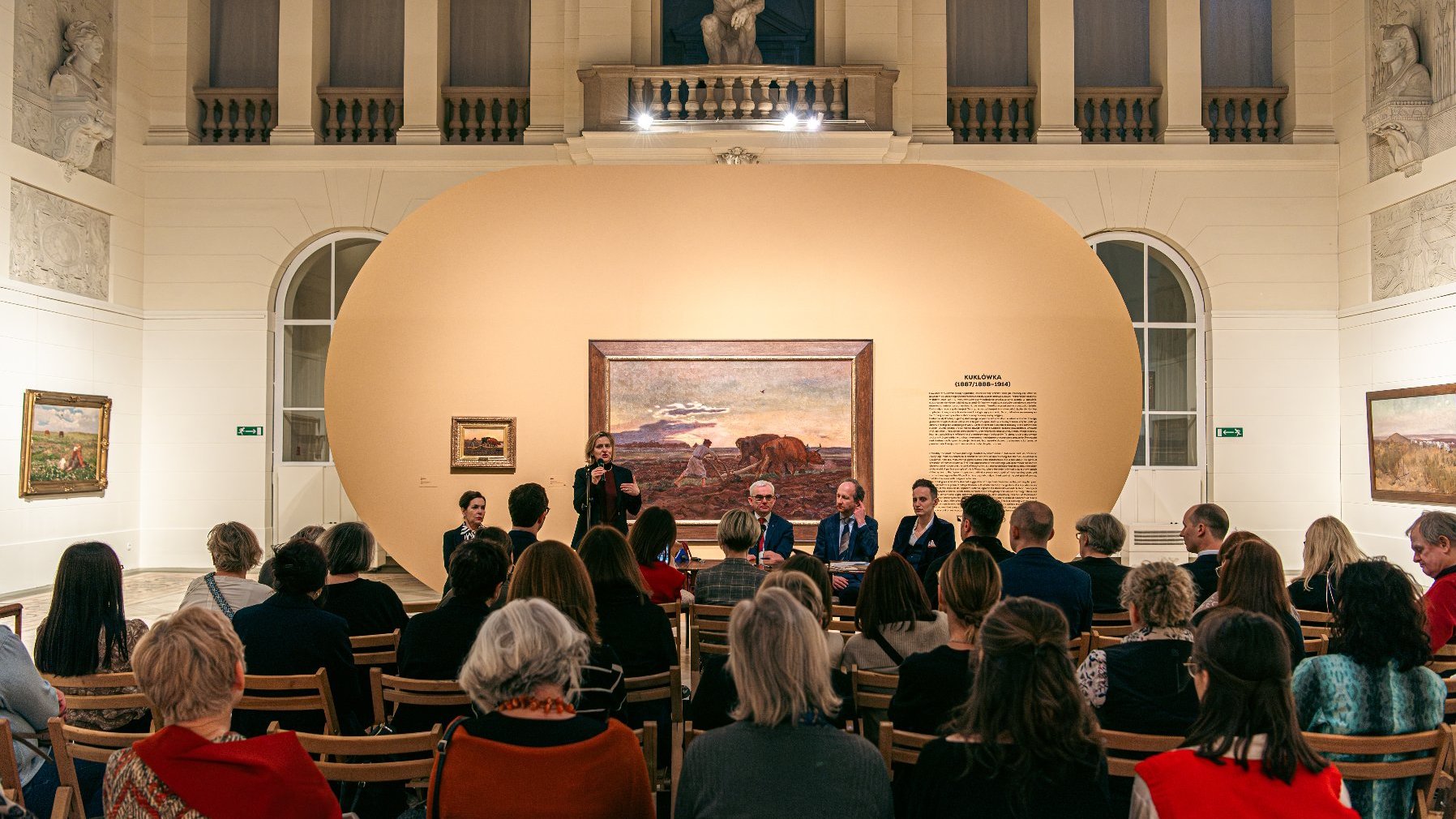 Na zdjęciu otwarcie wystawy, widać tłum ludzi w muzeum