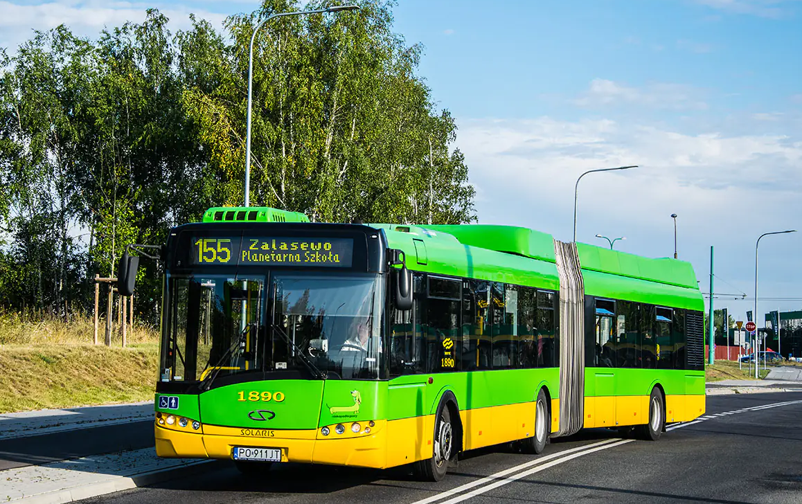 Autobus linii 154. Autobus jest długi, ma zielono-żółty kolor. Autobus jedzie ulicą. - grafika artykułu